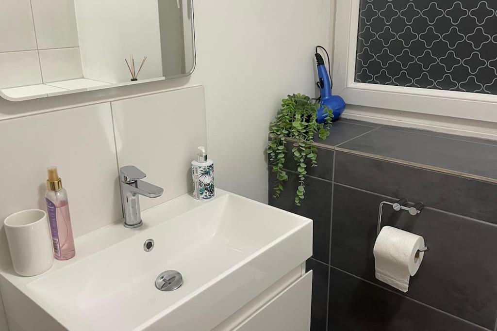 Cosy Flat For 4, Family Friendly, Private Parking, Close To Apartament