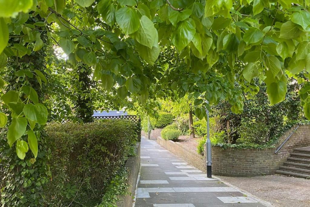 Apartament Cosy Flat For 4, Family Friendly, Private Parking, Close To Londra