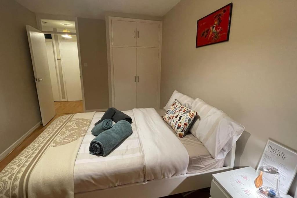 Apartament Cosy Flat For 4, Family Friendly, Private Parking, Close To *
