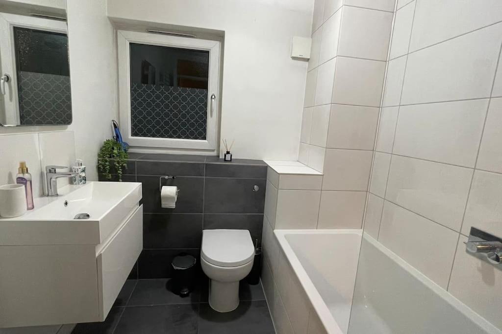 Cosy Flat For 4, Family Friendly, Private Parking, Close To * Londra