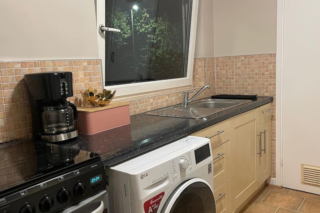 Apartament Cosy Flat For 4, Family Friendly, Private Parking, Close To