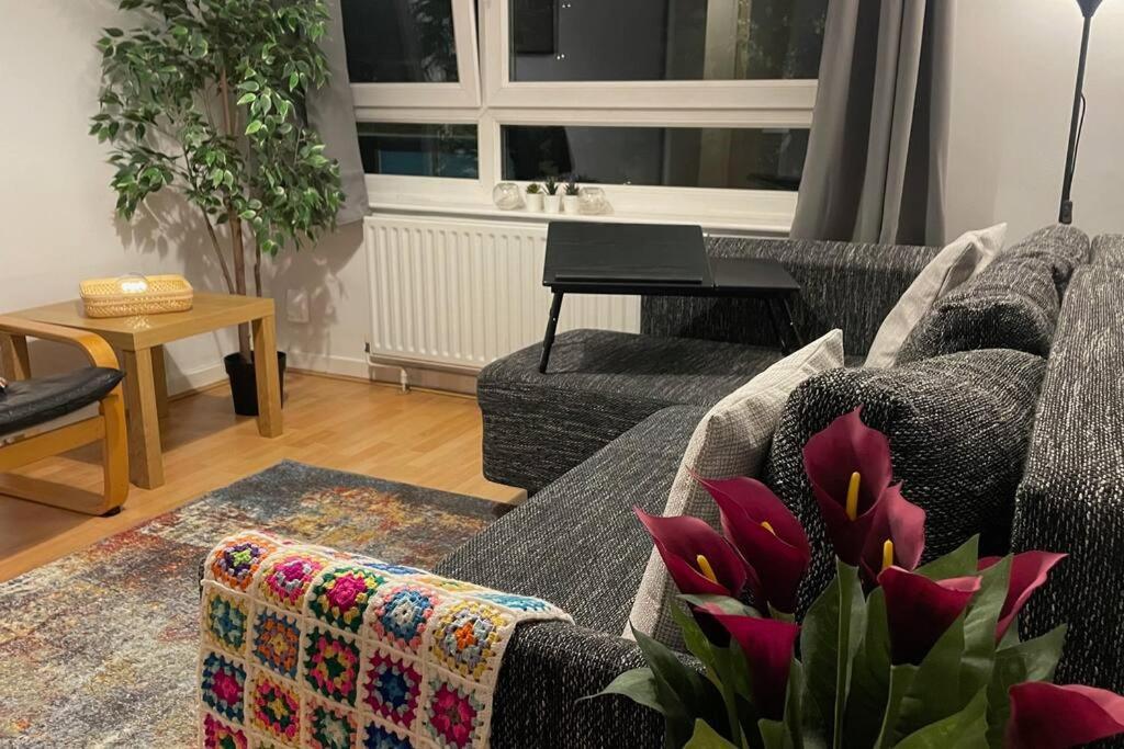 Cosy Flat For 4, Family Friendly, Private Parking, Close To Apartament Londra